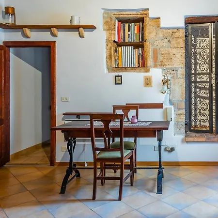Guesthost - Historic Center Studio! *